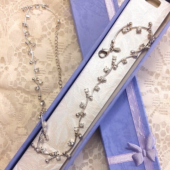 Vintage NEW MONET White Clear Crystal Silver Tone Necklace for Women Girls - Picture 1 of 7